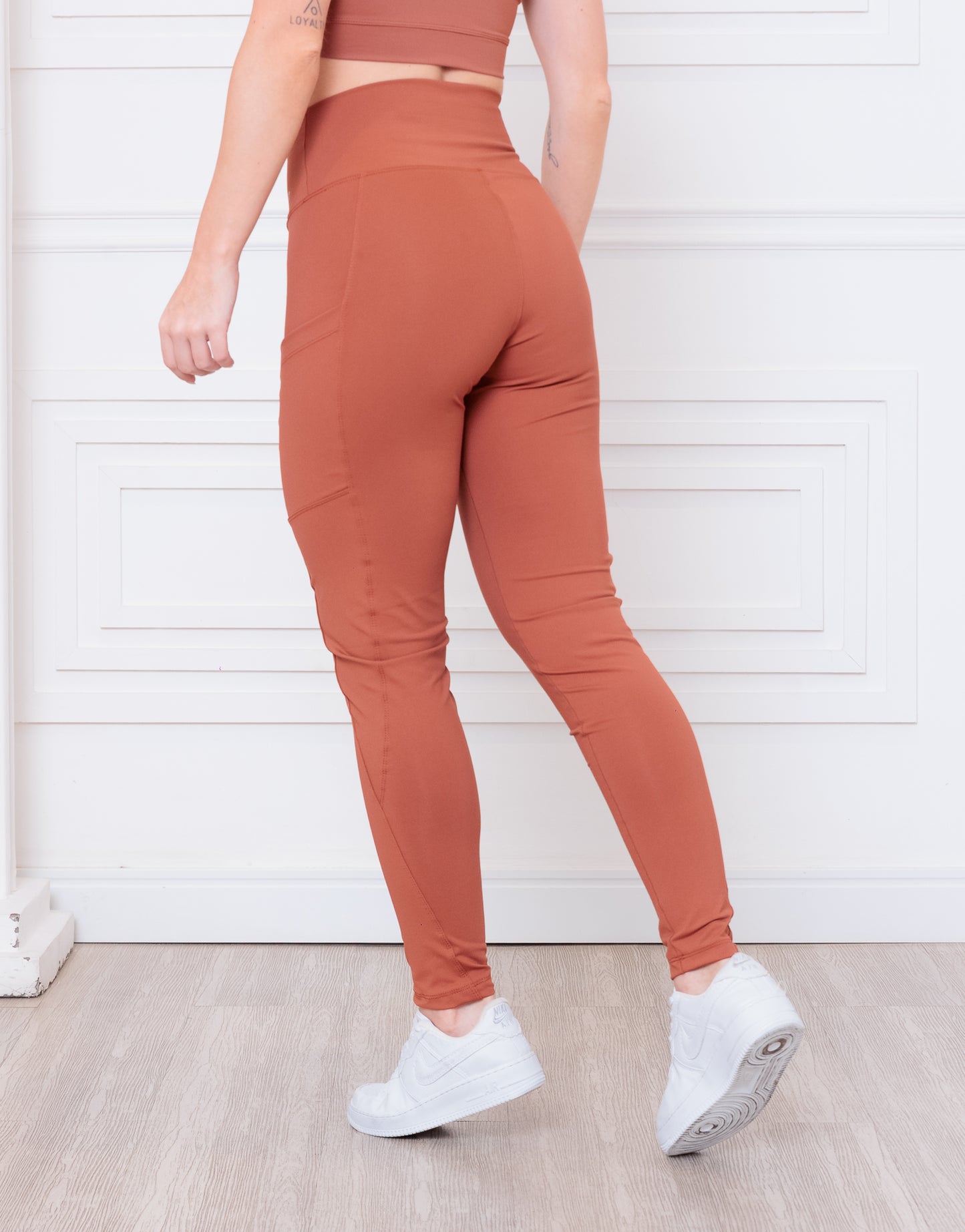 Calça com Bolso Essential | Funcional e Cheia de Atitude